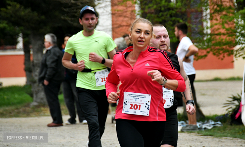 Setki biegaczy i świetne wyniki. 15. Półmaraton Henrykowski i 11. Dycha Księgi Henrykowskiej [foto]