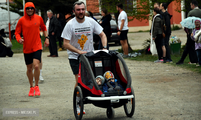 Setki biegaczy i świetne wyniki. 15. Półmaraton Henrykowski i 11. Dycha Księgi Henrykowskiej [foto]