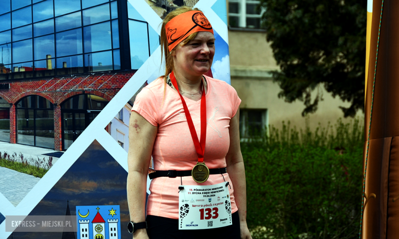 Setki biegaczy i świetne wyniki. 15. Półmaraton Henrykowski i 11. Dycha Księgi Henrykowskiej [foto]