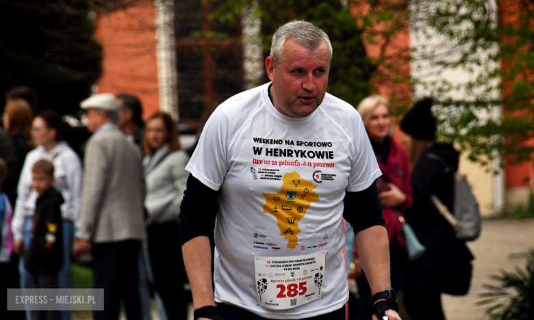 Setki biegaczy i świetne wyniki. 15. Półmaraton Henrykowski i 11. Dycha Księgi Henrykowskiej [foto]