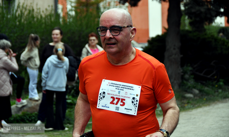 Setki biegaczy i świetne wyniki. 15. Półmaraton Henrykowski i 11. Dycha Księgi Henrykowskiej [foto]