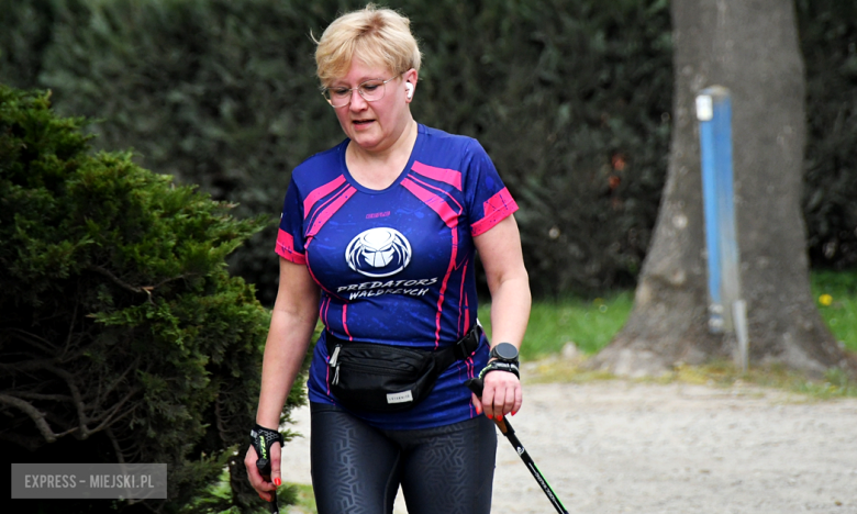 Setki biegaczy i świetne wyniki. 15. Półmaraton Henrykowski i 11. Dycha Księgi Henrykowskiej [foto]