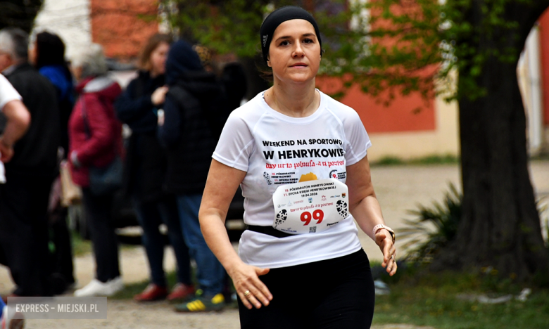 Setki biegaczy i świetne wyniki. 15. Półmaraton Henrykowski i 11. Dycha Księgi Henrykowskiej [foto]