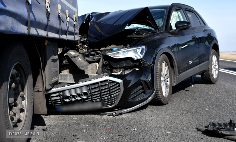 Audi „wbiło się” w naczepę samochodu ciężarowego