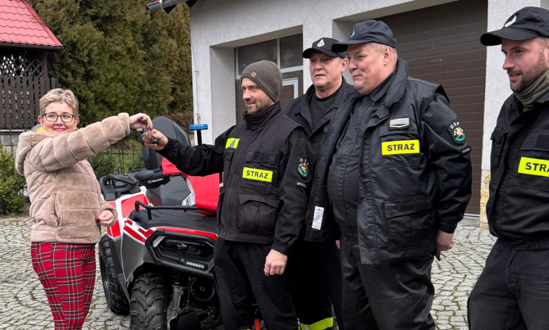 Przekazanie quadów dla strażaków-ochotników z Brzeźnicy i Przyłęku