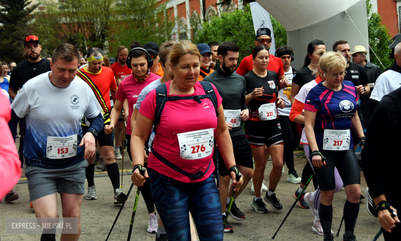 Setki biegaczy i świetne wyniki. 15. Półmaraton Henrykowski i 11. Dycha Księgi Henrykowskiej [foto]