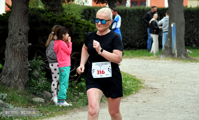 Setki biegaczy i świetne wyniki. 15. Półmaraton Henrykowski i 11. Dycha Księgi Henrykowskiej [foto]