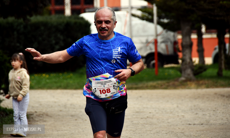 Setki biegaczy i świetne wyniki. 15. Półmaraton Henrykowski i 11. Dycha Księgi Henrykowskiej [foto]