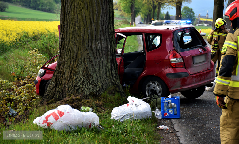 30-latek stracił panowanie nad autem i uderzył w drzewo