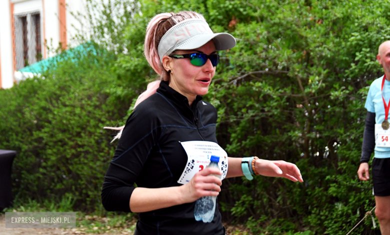 Setki biegaczy i świetne wyniki. 15. Półmaraton Henrykowski i 11. Dycha Księgi Henrykowskiej [foto]
