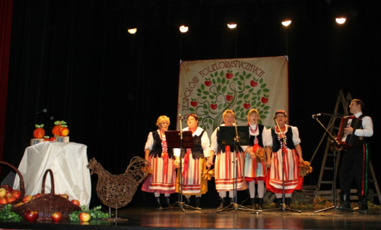 Przegląd zespołów folklorystycznych pt. "Czerwone Jabłuszko"