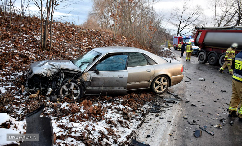 Zderzenie osobowego audi z samochodem ciężarowym na drodze między Ożarami a Kamieńcem Ząbkowickim