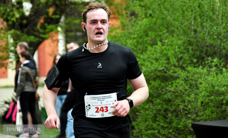 Setki biegaczy i świetne wyniki. 15. Półmaraton Henrykowski i 11. Dycha Księgi Henrykowskiej [foto]