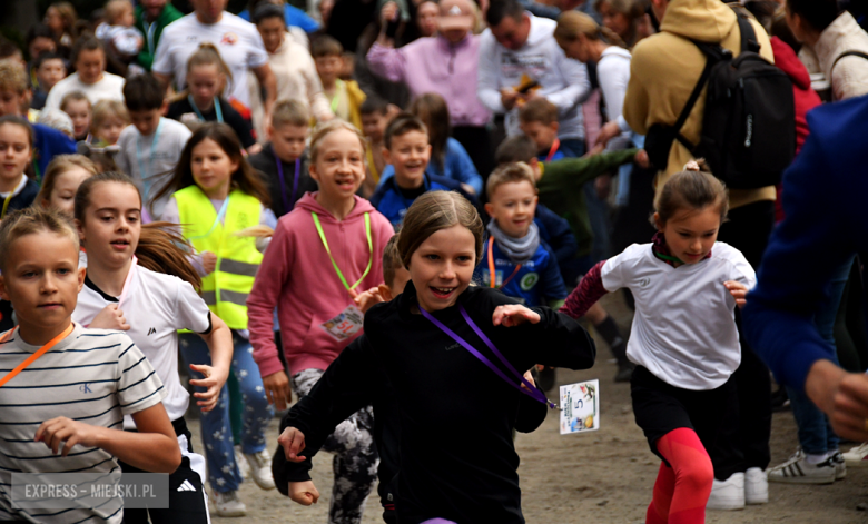 Setki biegaczy i świetne wyniki. 15. Półmaraton Henrykowski i 11. Dycha Księgi Henrykowskiej [foto]