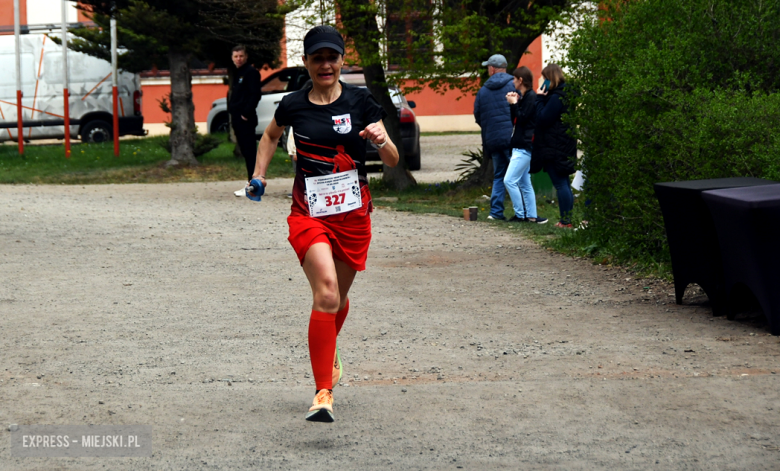 Setki biegaczy i świetne wyniki. 15. Półmaraton Henrykowski i 11. Dycha Księgi Henrykowskiej [foto]