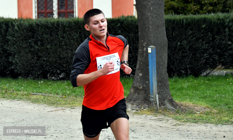 Setki biegaczy i świetne wyniki. 15. Półmaraton Henrykowski i 11. Dycha Księgi Henrykowskiej [foto]