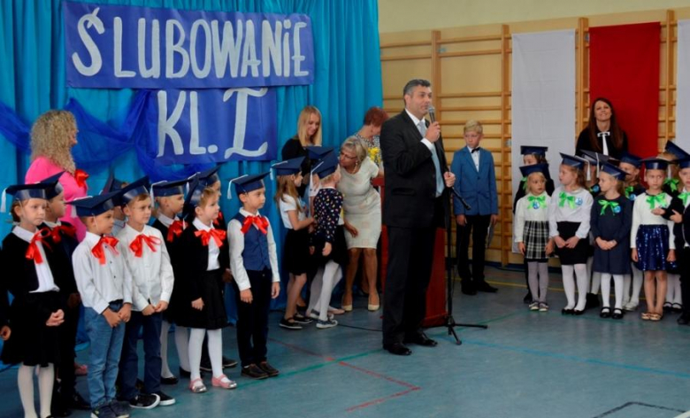 Pierwszoklasiści Szkoły Podstawowej nr 3 im. Mikołaja Kopernika