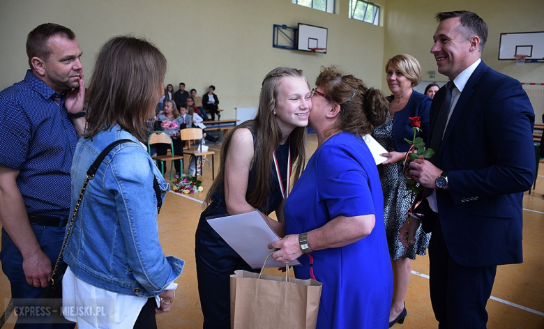 32 uczniów ze szkół w gminie Stoszowice odebrało stypendia za wybitne osiągnięcia