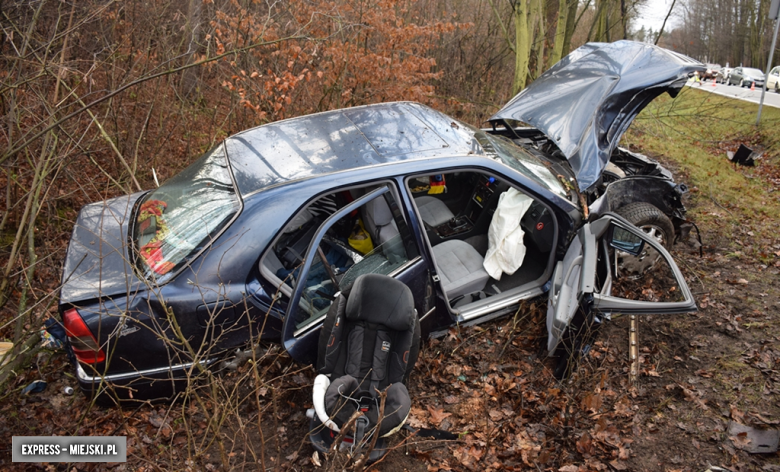 Mercedes wypadł z drogi na krajowej ósemce w Dębowinie