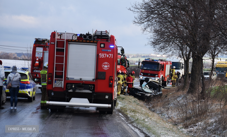 Tragiczny wypadek między Ząbkowicami a Ciepłowodami. Nie żyje młody mężczyzna