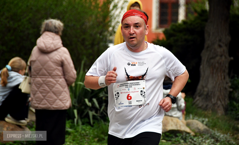 Setki biegaczy i świetne wyniki. 15. Półmaraton Henrykowski i 11. Dycha Księgi Henrykowskiej [foto]