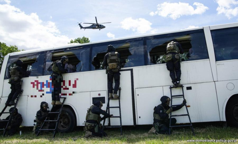 Antyterroryści, śmigłowce i zakładnicy. Spektakularne ćwiczenia służb w Henrykowie