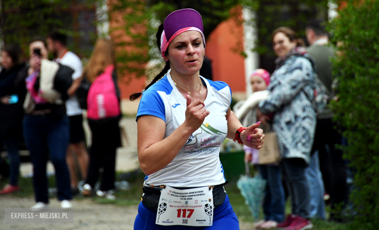 Setki biegaczy i świetne wyniki. 15. Półmaraton Henrykowski i 11. Dycha Księgi Henrykowskiej [foto]
