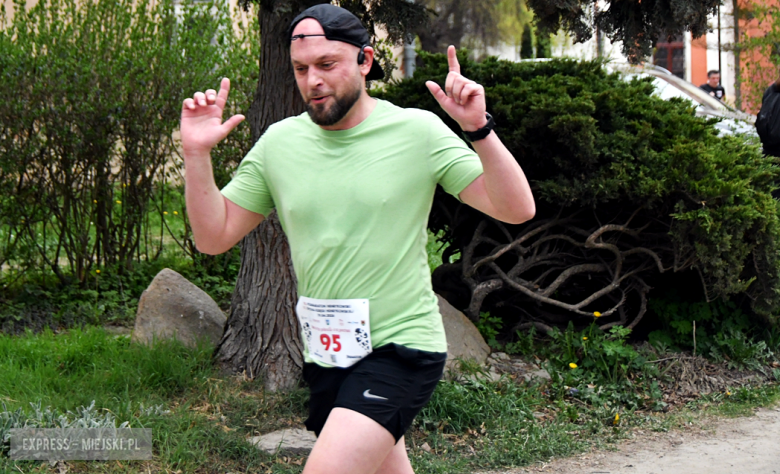 Setki biegaczy i świetne wyniki. 15. Półmaraton Henrykowski i 11. Dycha Księgi Henrykowskiej [foto]