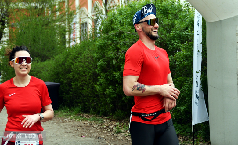 Setki biegaczy i świetne wyniki. 15. Półmaraton Henrykowski i 11. Dycha Księgi Henrykowskiej [foto]