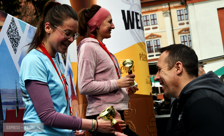 Setki biegaczy i świetne wyniki. 15. Półmaraton Henrykowski i 11. Dycha Księgi Henrykowskiej [foto]