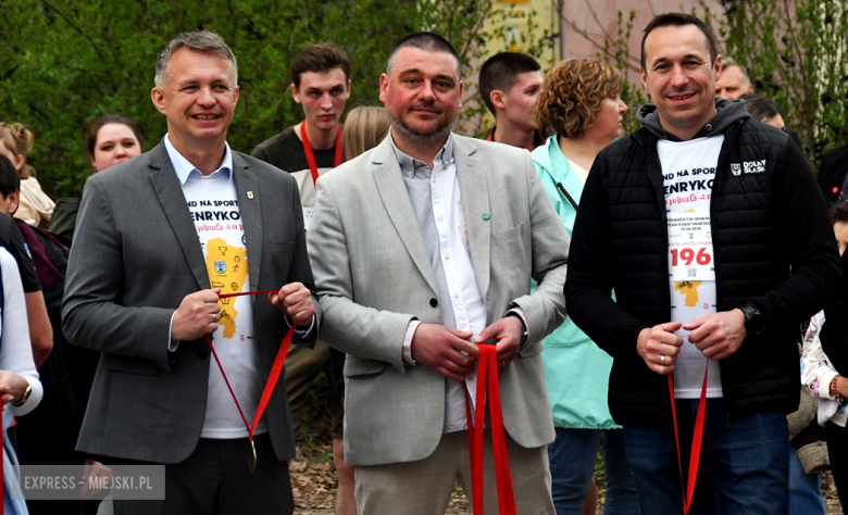 Setki biegaczy i świetne wyniki. 15. Półmaraton Henrykowski i 11. Dycha Księgi Henrykowskiej [foto]