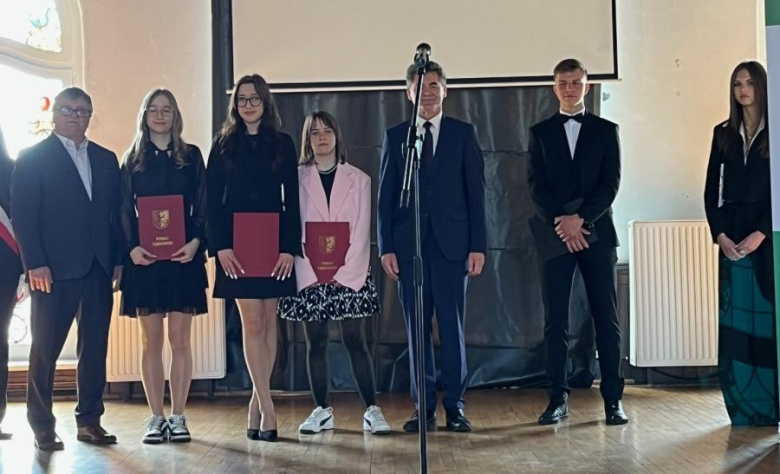 	Zakończenie roku szkolnego maturzystów. Najlepsi uczniowie otrzymali nagrody finansowe