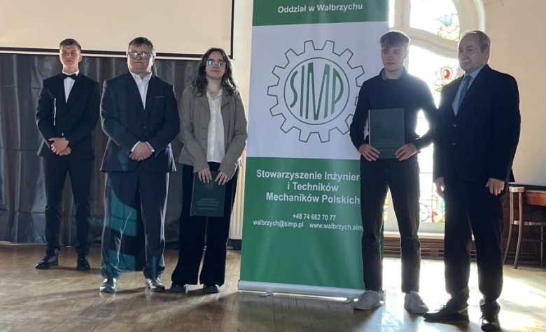 	Zakończenie roku szkolnego maturzystów. Najlepsi uczniowie otrzymali nagrody finansowe