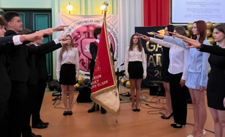 	Zakończenie roku szkolnego maturzystów. Najlepsi uczniowie otrzymali nagrody finansowe