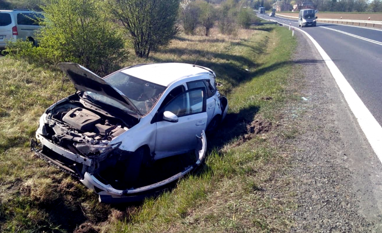 Samochód osobowy wypadł z drogi na krajowej ósemce