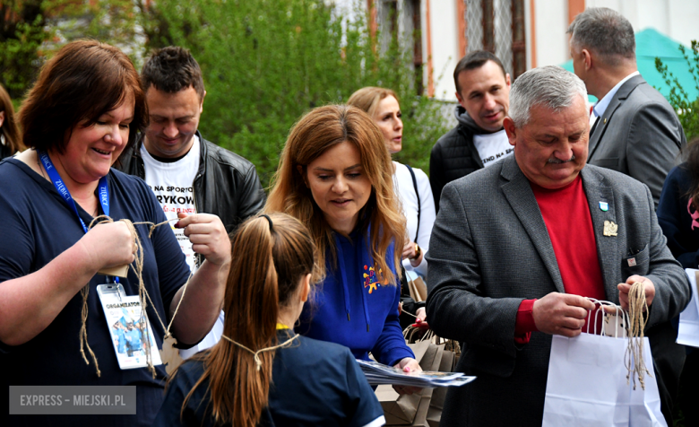 Setki biegaczy i świetne wyniki. 15. Półmaraton Henrykowski i 11. Dycha Księgi Henrykowskiej [foto]