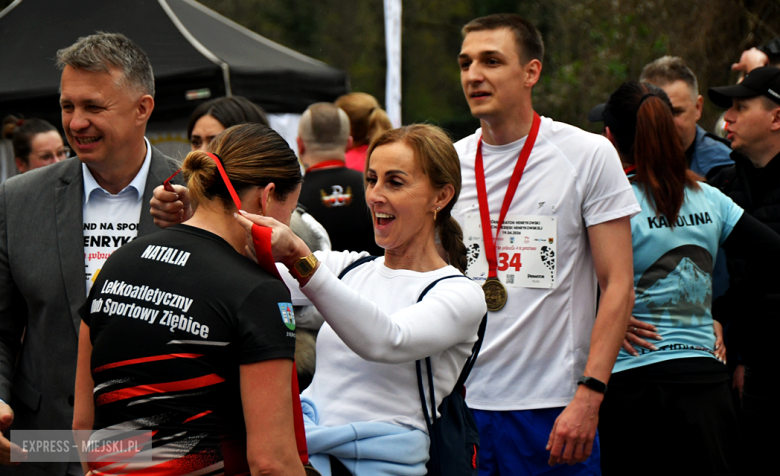 Setki biegaczy i świetne wyniki. 15. Półmaraton Henrykowski i 11. Dycha Księgi Henrykowskiej [foto]