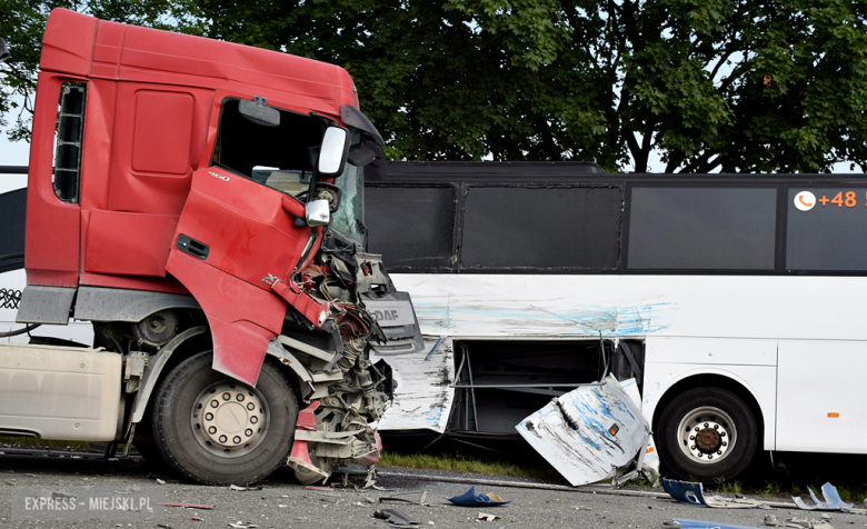 Zderzenie autobusu, samochodu osobowego i dwóch ciężarówek na krajowej ósemce przed Bardem