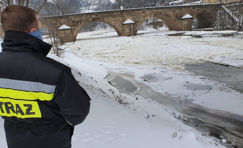 Strażacy-zawodowcy z Ząbkowic Śląskich ćwiczyli na lodzie