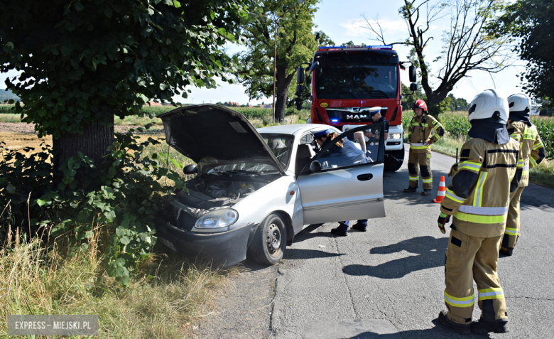 Osoba kierująca daewoo zjechała z drogi i uderzyła w przydrożne drzewo po czym oddaliła się z miejsca zdarzenia