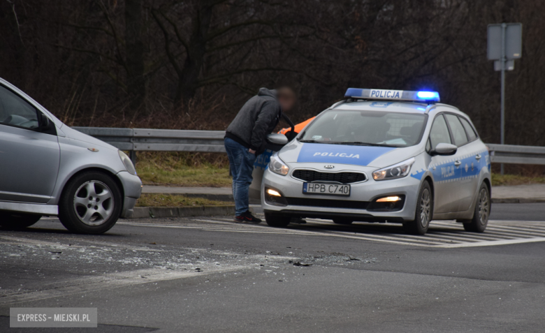 Zderzenie osobowej toyoty z samochodem ciężarowym na skrzyżowaniu ul. Legnickiej z krajową ósemką