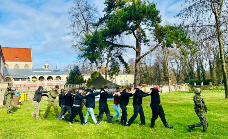 Jak zachować się w sytuacji ataku terrorystycznego? Szkolenie dla uczniów