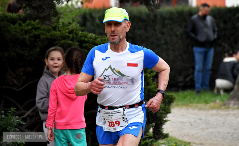 Setki biegaczy i świetne wyniki. 15. Półmaraton Henrykowski i 11. Dycha Księgi Henrykowskiej [foto]