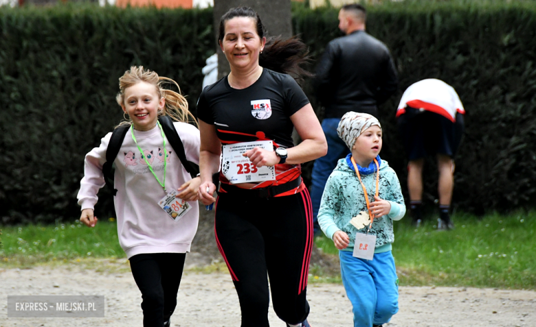 Setki biegaczy i świetne wyniki. 15. Półmaraton Henrykowski i 11. Dycha Księgi Henrykowskiej [foto]