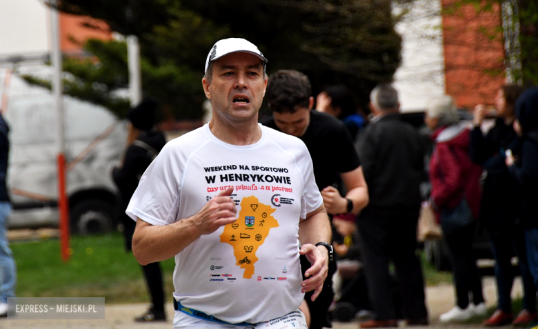 Setki biegaczy i świetne wyniki. 15. Półmaraton Henrykowski i 11. Dycha Księgi Henrykowskiej [foto]