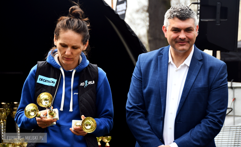 Setki biegaczy i świetne wyniki. 15. Półmaraton Henrykowski i 11. Dycha Księgi Henrykowskiej [foto]