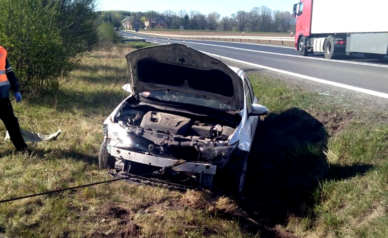 Samochód osobowy wypadł z drogi na krajowej ósemce