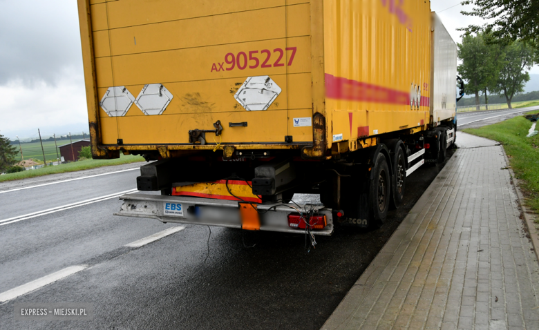 Zderzenie samochodu ciężarowego i busa przewożącego dzieci na krajowej ósemce Braszowicach