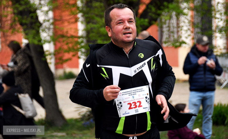 Setki biegaczy i świetne wyniki. 15. Półmaraton Henrykowski i 11. Dycha Księgi Henrykowskiej [foto]
