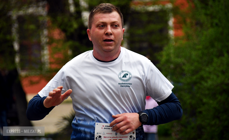 Setki biegaczy i świetne wyniki. 15. Półmaraton Henrykowski i 11. Dycha Księgi Henrykowskiej [foto]